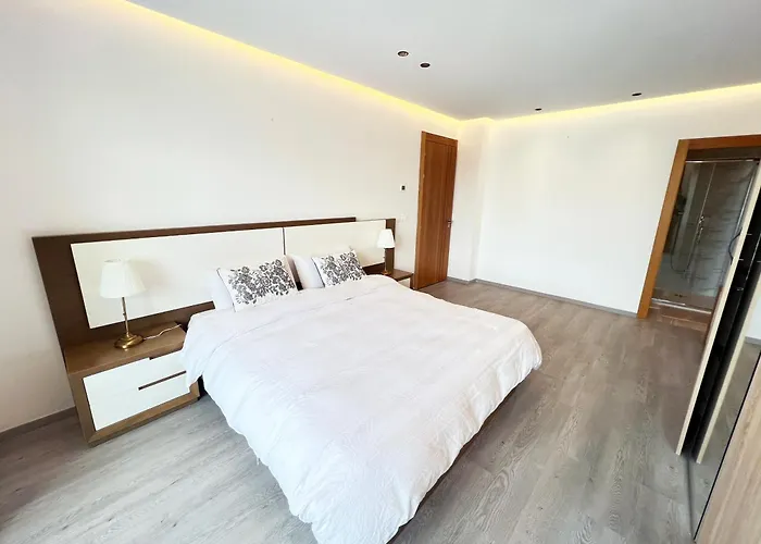 Luxurious 3Br 2Ba, 5-Min To Beach, Large Terrace, High Floor