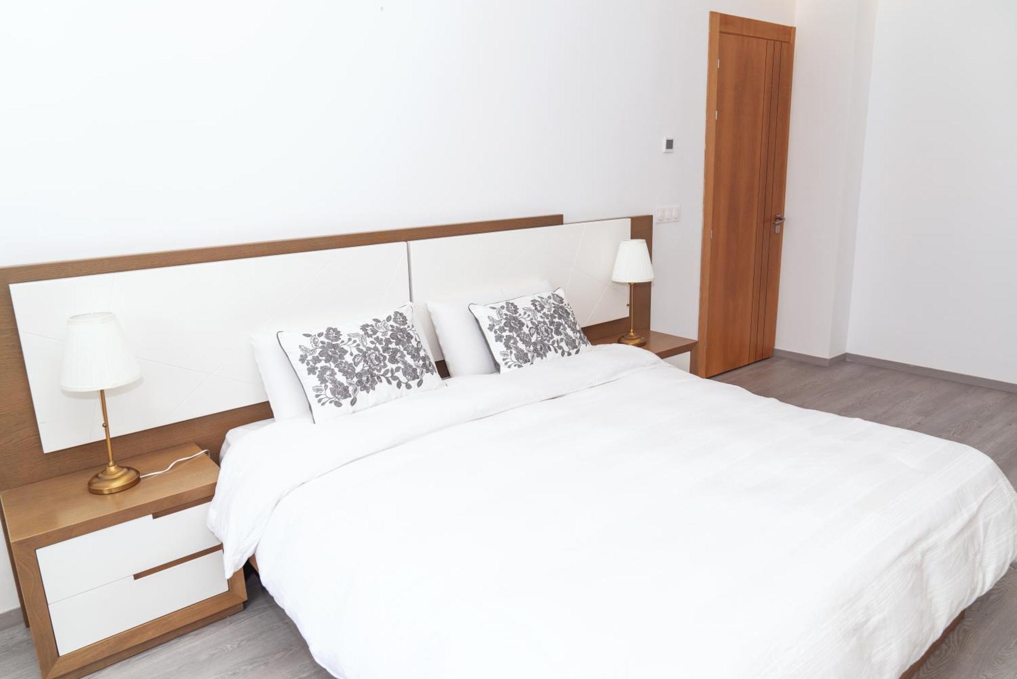 Luxurious 3br 2ba, 5-min To Beach, Large Terrace, High Floor Apartment *