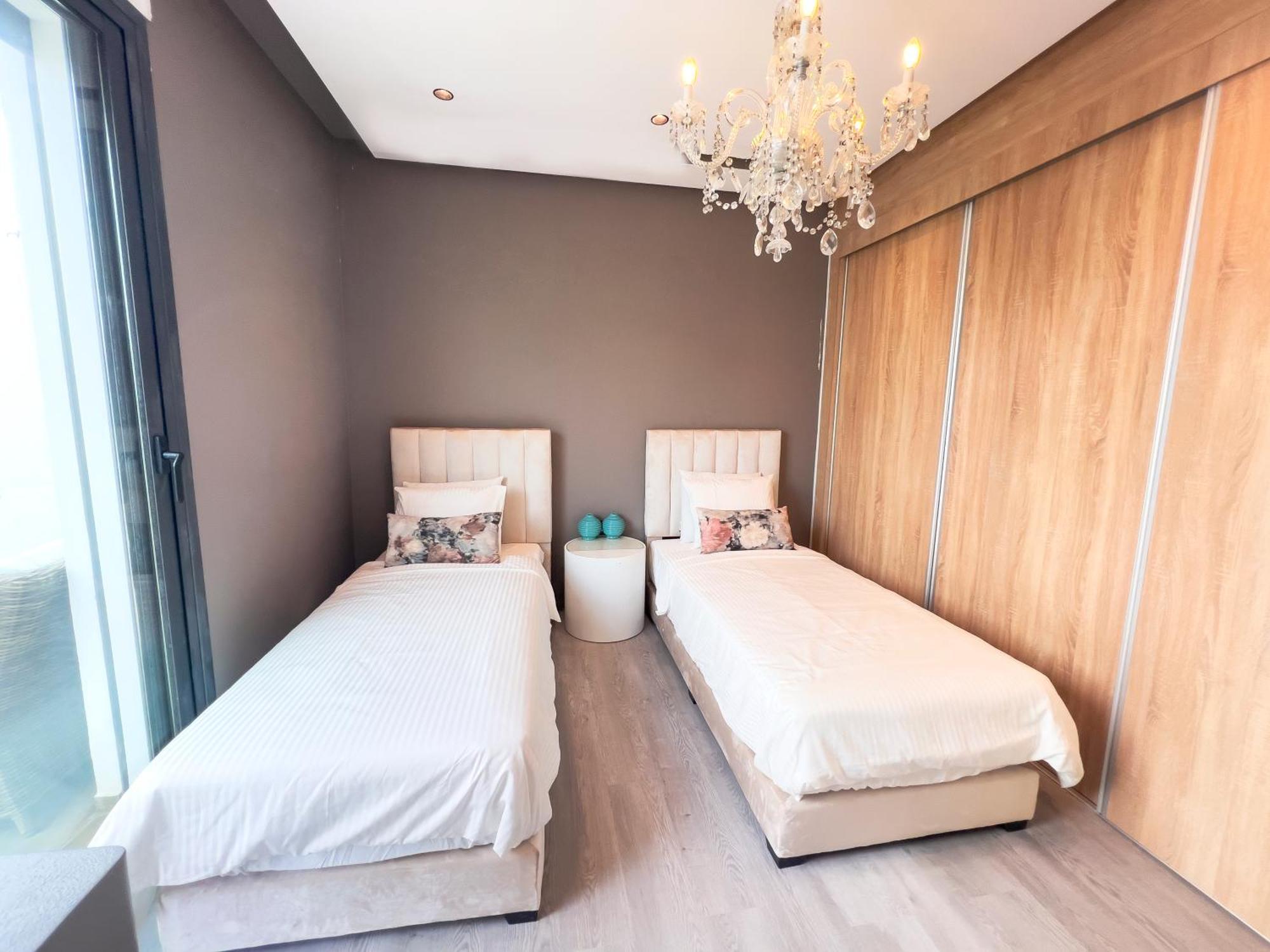 Luxurious 3br 2ba, 5-min To Beach, Large Terrace, High Floor Apartment