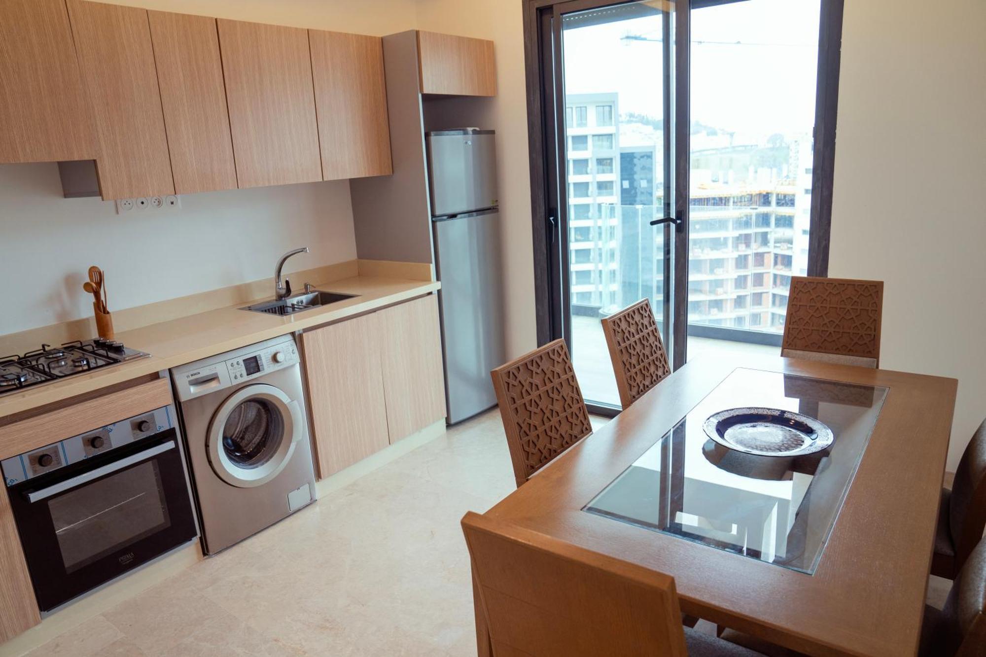 Luxurious 3br 2ba, 5-min To Beach, Large Terrace, High Floor Apartment *